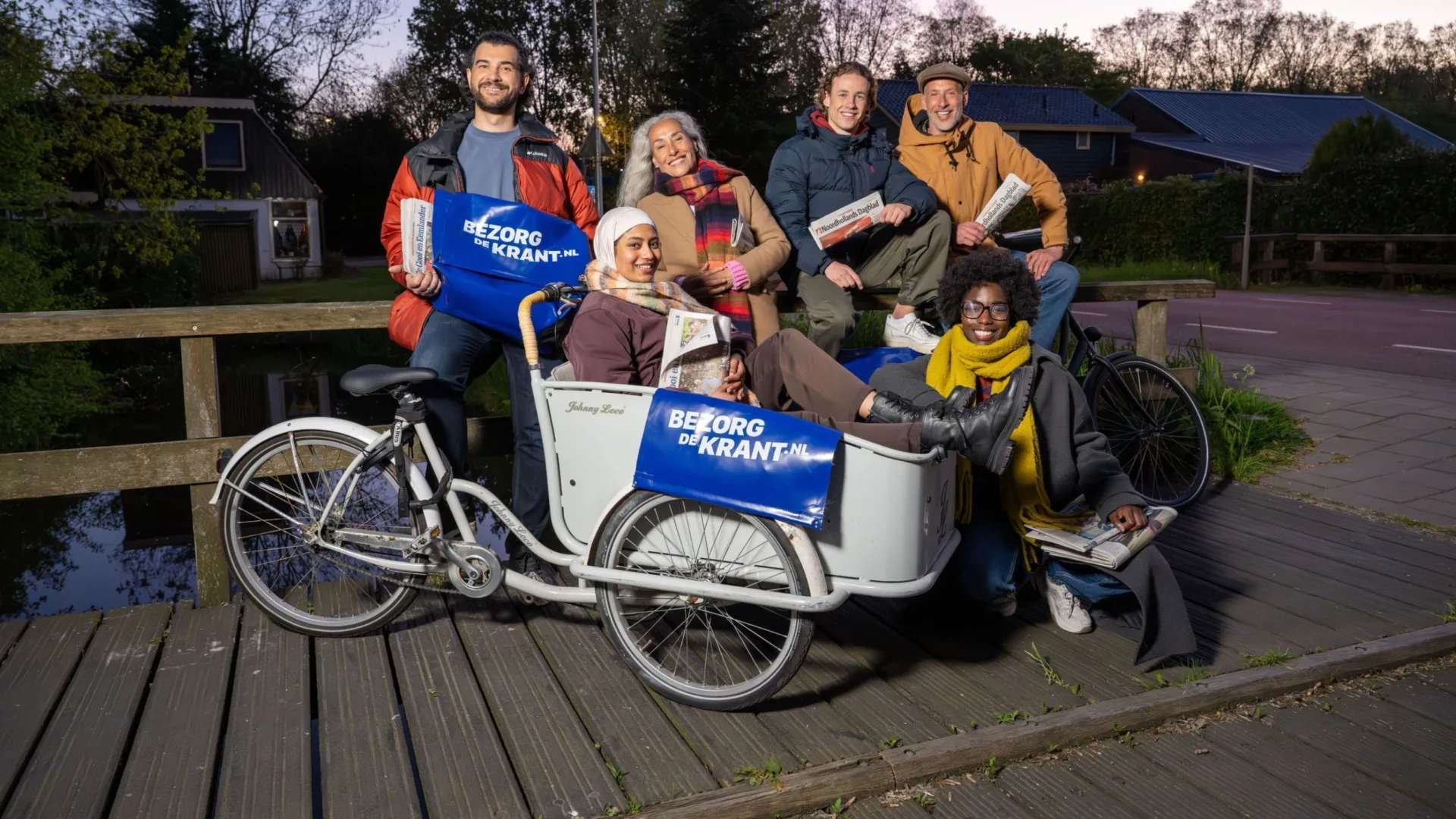 Header desktop groep krantenbezorgers en een bakfiets 1
