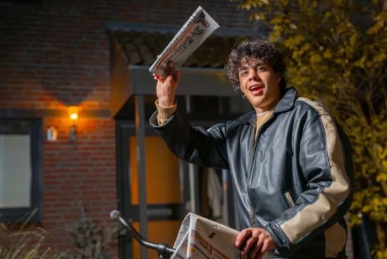 Slider image Krantenbezorger met krant