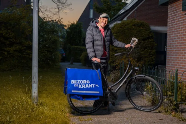 Content image Krantenbezorger met een fiets