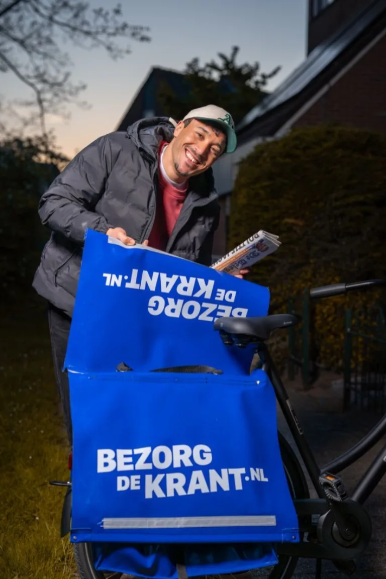Content image Krantenbezorger met een fietstas