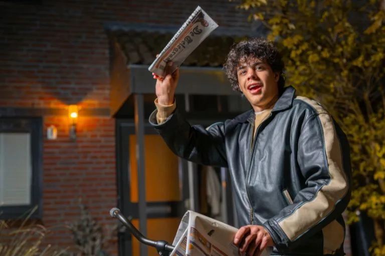Content image krantenbezorger bezorgt de krant