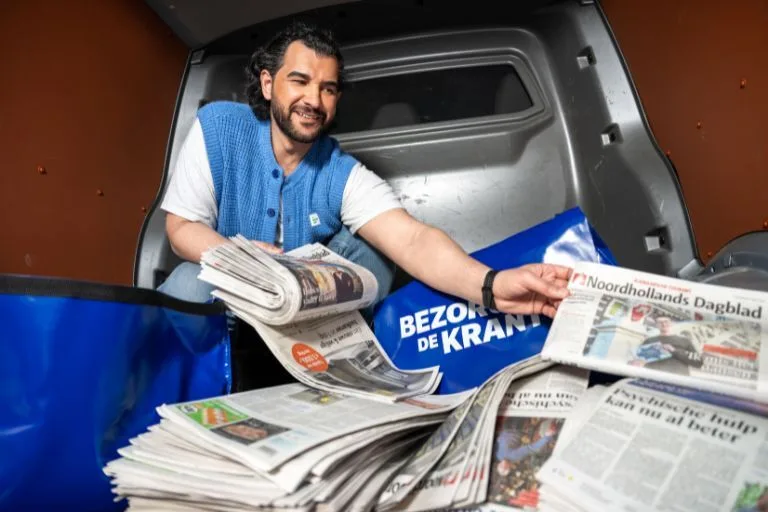 Content image krantenbezorger die kranten telt