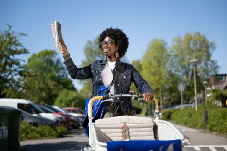 Content image krantenbezorger die fietst