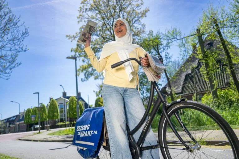 Content image krantenbezorgster op de fiets