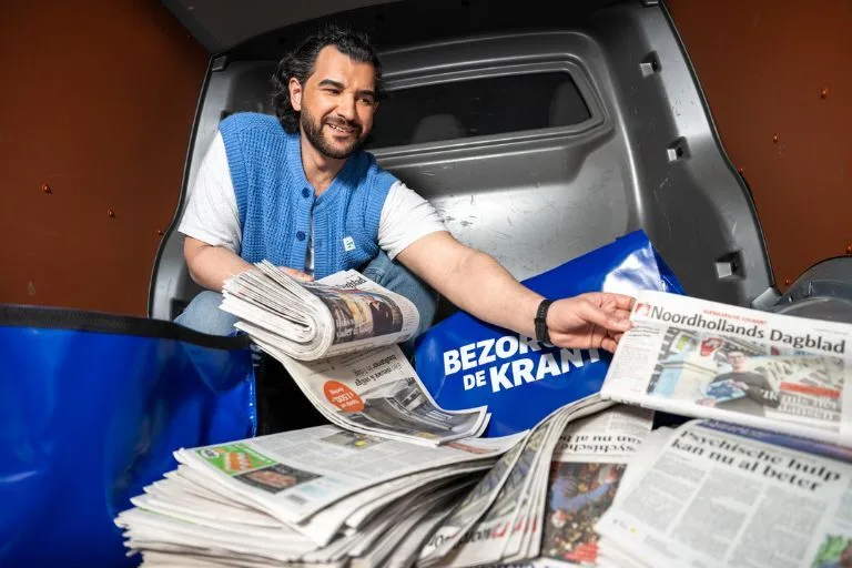 Content image vervoerder telt kranten