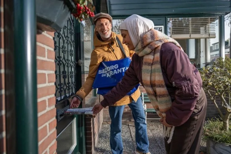 Content image twee krantenbezorgers bezorgen de krant