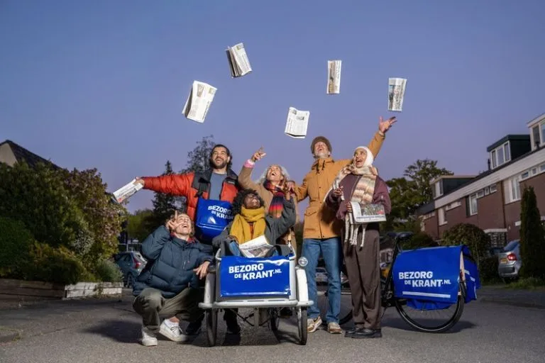 Content image groep krantenbezorgers gooien kranten in de lucht