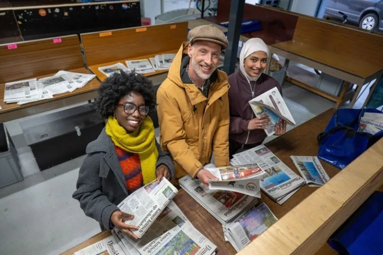 Content image groep krantenbezorgers op het depot
