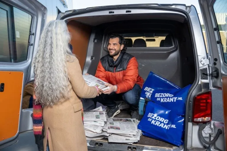 Content image uitdeler en depothouder bij een grijze bus